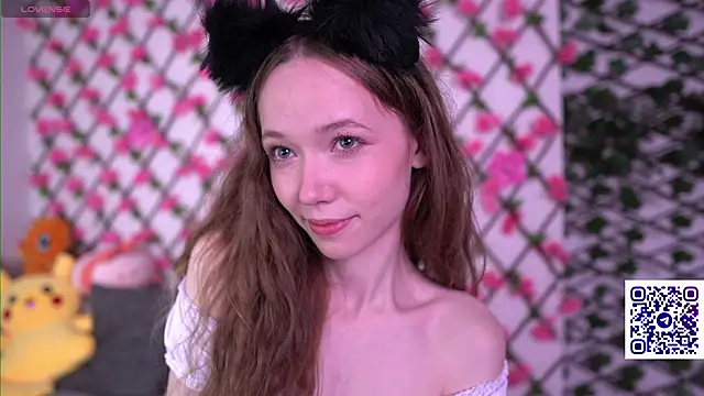Snapshot of Petite_Polly chatting on 10.08.25 Petite Polly online show from 10.08.25