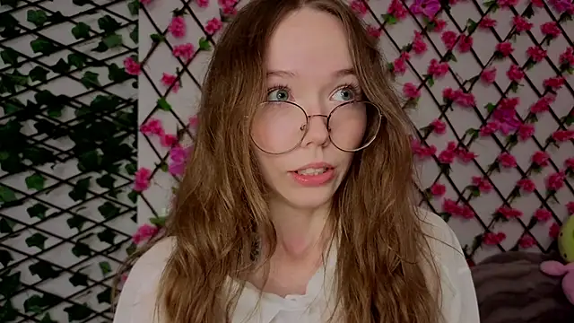 Snapshot of Petite_Polly chatting on 10.16.25 Petite Polly online show from 10.16.25