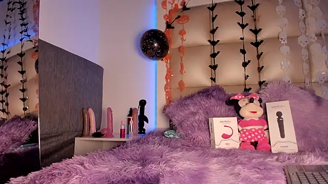 Snapshot of Mia_Petitejs chatting on 10.17.25 Mia Petitejs online show from 10.17.25