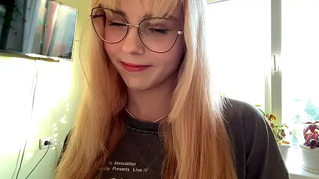 Snapshot of CherlynBlose chatting on 10.10.25 CherlynBlose online show from 10.10.25