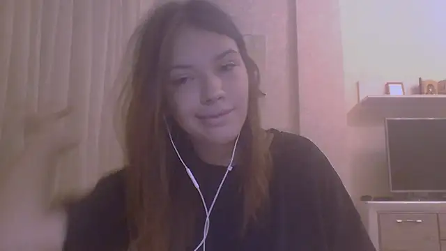 Snapshot of CeyaLier chatting on 10.13.25 CeyaLier online show from 10.13.25
