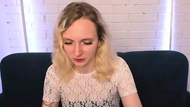 Snapshot of LikiLips chatting on 10.14.25 LikiLips online show from 10.14.25