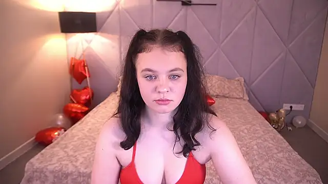 SnowWhiti online show from 02.13.26