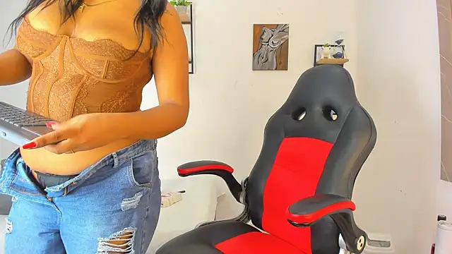 Snapshot of daniella_molina1 chatting on 10.11.25 daniella molina1 online show from 10.11.25