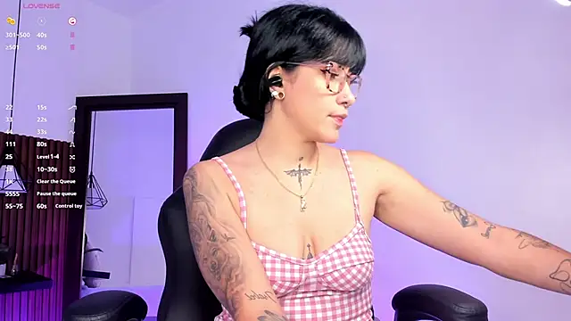 Snapshot of evelyn_samantha chatting on 10.22.25 evelyn samantha online show from 10.22.25