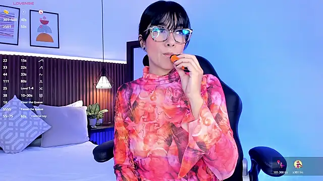 Snapshot of evelyn_samantha chatting on 11.09.25 evelyn samantha online show from 11.09.25