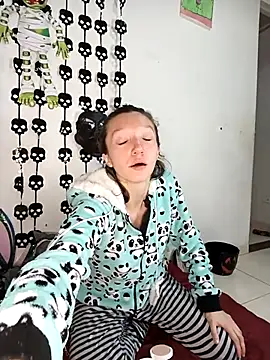 Snapshot of Lucy_colee chatting on 10.28.25 Lucy colee online show from 10.28.25