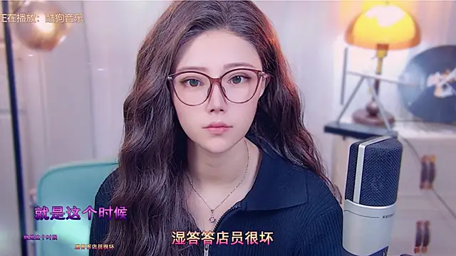 Snapshot of cherry-fa chatting on 10.13.25 cherry-fa online show from 10.13.25