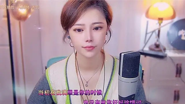 Snapshot of cherry-fa chatting on 10.19.25 cherry-fa online show from 10.19.25