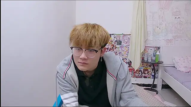 Snapshot of KK-cuteboy chatting on 04.11.26 KK-cuteboy online show from 04.11.26