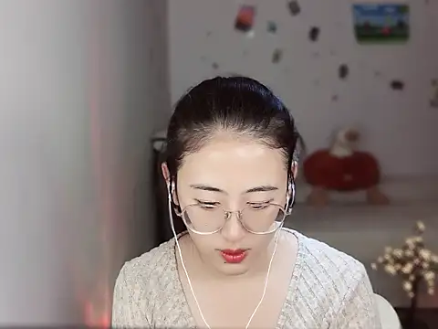 Snapshot of Queena_ chatting on 12.16.25 Queena online show from 12.16.25