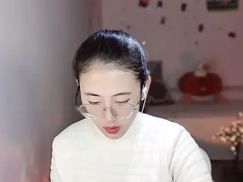 Snapshot of Queena_ chatting on 12.17.25 Queena online show from 12.17.25