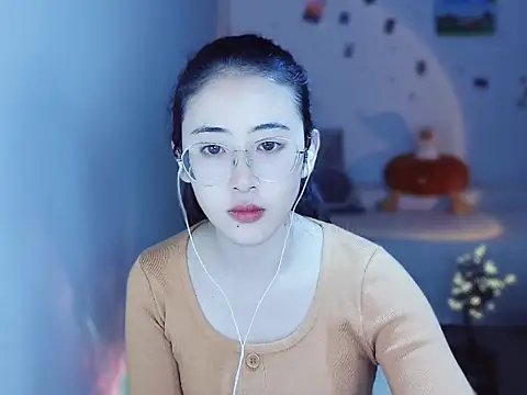 Snapshot of Queena_ chatting on 12.18.25 Queena online show from 12.18.25