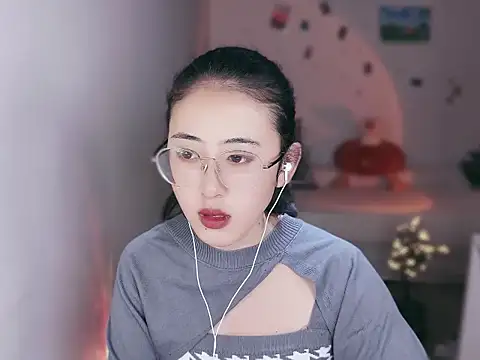 Snapshot of Queena_ chatting on 12.19.25 Queena online show from 12.19.25