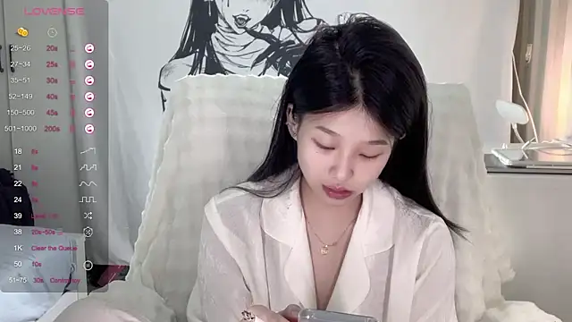Snapshot of QiQi-779 chatting on 10.24.25 QiQi-779 online show from 10.24.25