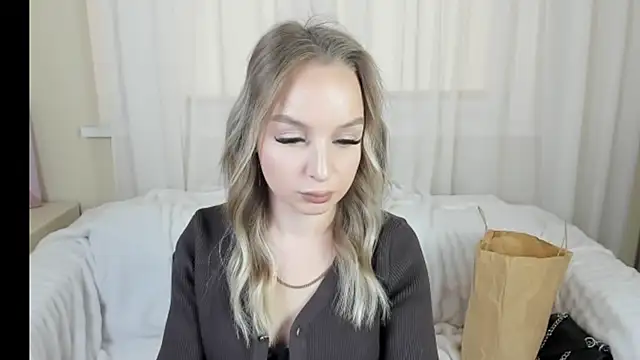 Snapshot of KatrinLance chatting on 10.28.25 KatrinLance online show from 10.28.25