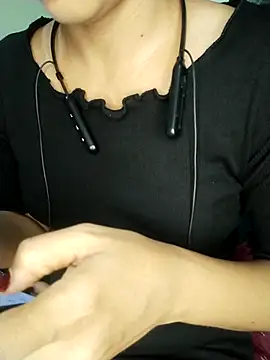 Snapshot of Royal_Shona chatting on 10.11.25 Royal Shona online show from 10.11.25