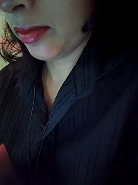 Snapshot of Royal_Shona chatting on 10.23.25 Royal Shona online show from 10.23.25