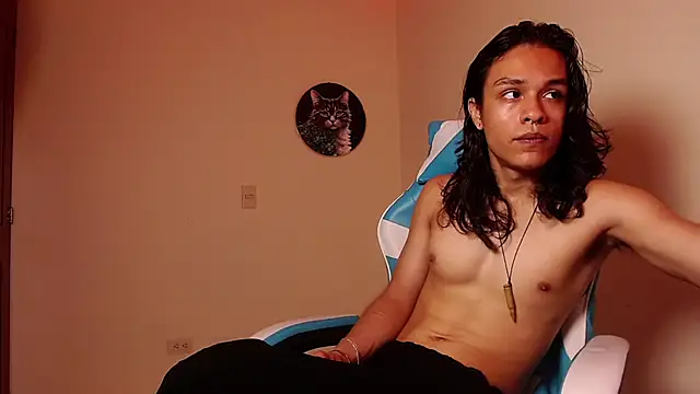 Snapshot of tom_1945 chatting on 10.23.25 tom 1945 online show from 10.23.25