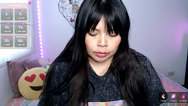 Snapshot of EllieMoonX chatting on 06.18.26 EllieMoonX online show from 06.18.26