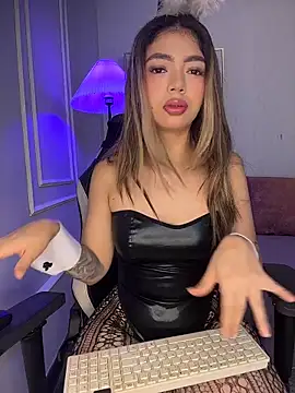 Snapshot of HoneyMollyX chatting on 10.18.25 HoneyMollyX online show from 10.18.25