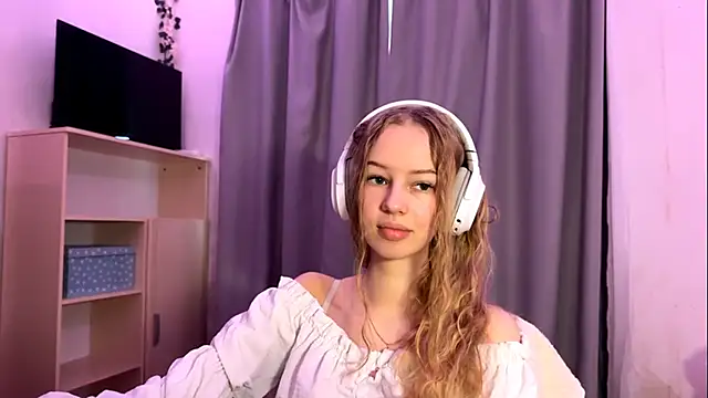 Snapshot of LunaCrave chatting on 10.14.25 LunaCrave online show from 10.14.25