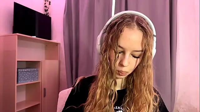 Snapshot of LunaCrave chatting on 10.15.25 LunaCrave online show from 10.15.25