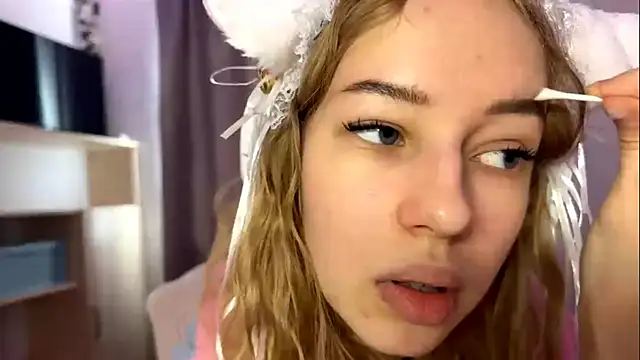 Snapshot of LunaCrave chatting on 10.23.25 LunaCrave online show from 10.23.25