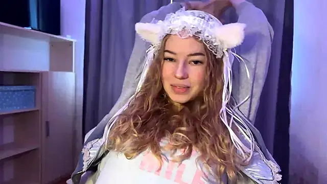 Snapshot of LunaCrave chatting on 10.24.25 LunaCrave online show from 10.24.25