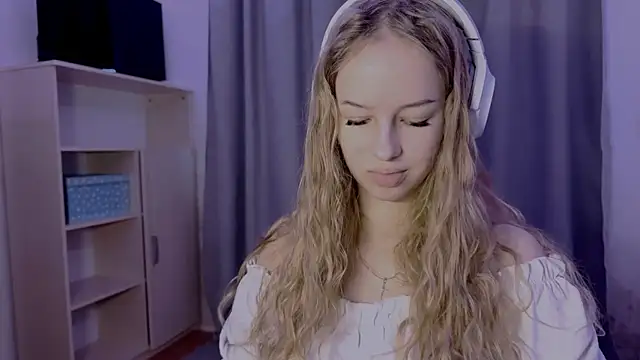 LunaCrave online show from 10.30.25