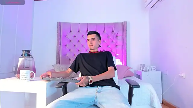 Snapshot of Ethan_Boy_ chatting on 10.14.25 Ethan Boy  online show from 10.14.25