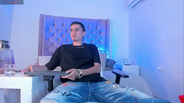Snapshot of Ethan_Boy_ chatting on 10.17.25 Ethan Boy  online show from 10.17.25