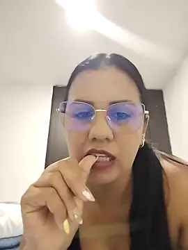 Snapshot of Candy-Samanthy chatting on 10.25.25 Candy-Samanthy online show from 10.25.25
