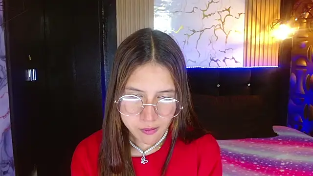 Snapshot of tinibunny chatting on 10.28.25 tinibunny online show from 10.28.25