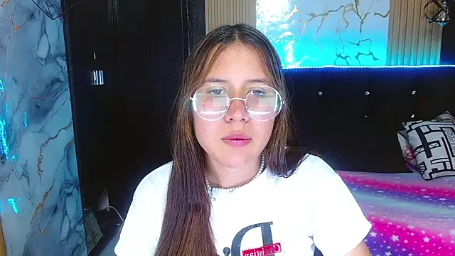 Snapshot of tinibunny chatting on 10.30.25 tinibunny online show from 10.30.25