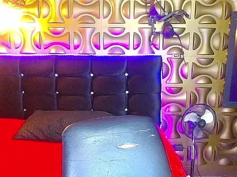 Snapshot of tinibunny chatting on 11.08.25 tinibunny online show from 11.08.25