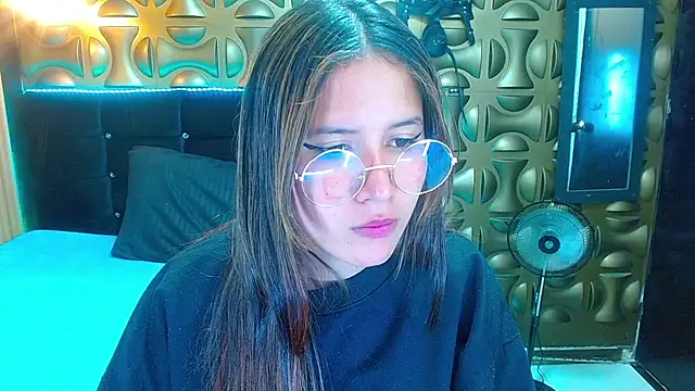 Snapshot of tinibunny chatting on 11.21.25 tinibunny online show from 11.21.25