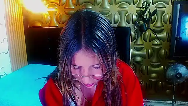 Snapshot of tinibunny chatting on 11.24.25 tinibunny online show from 11.24.25