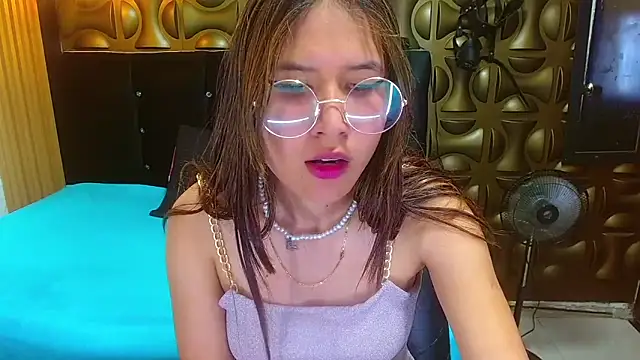 Snapshot of tinibunny chatting on 11.27.25 tinibunny online show from 11.27.25