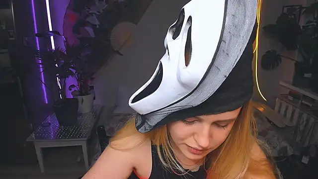 Snapshot of Alexa__Pirs chatting on 10.17.25 Alexa  Pirs online show from 10.17.25