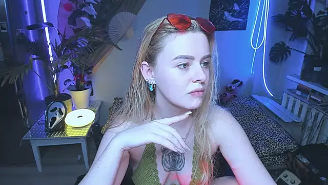 Snapshot of Alexa__Pirs chatting on 10.21.25 Alexa  Pirs online show from 10.21.25