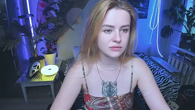 Snapshot of Alexa__Pirs chatting on 10.22.25 Alexa  Pirs online show from 10.22.25