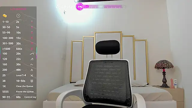 Snapshot of Annylittle_ chatting on 10.19.25 Annylittle  online show from 10.19.25