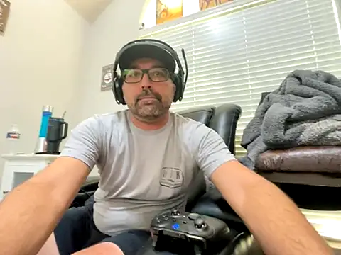 Snapshot of Fun_Time_Ron_2 chatting on 10.18.25 Fun Time Ron 2 online show from 10.18.25