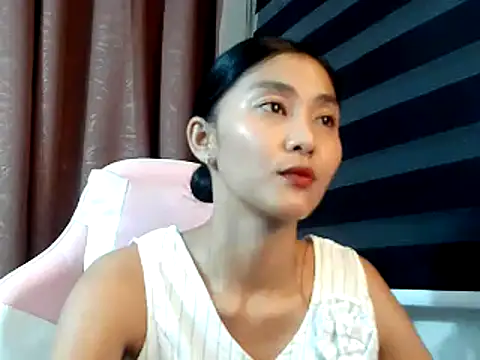Snapshot of De_amore chatting on 10.15.25 De amore online show from 10.15.25