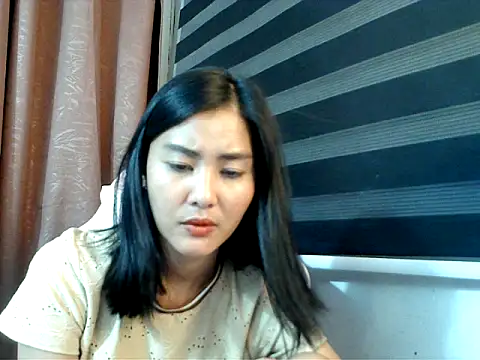 Snapshot of De_amore chatting on 10.21.25 De amore online show from 10.21.25