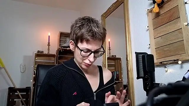 Snapshot of Antifistin chatting on 10.25.25 Antifistin online show from 10.25.25