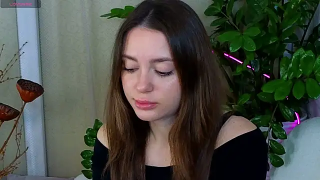 Snapshot of JulliRoss chatting on 10.24.25 JulliRoss online show from 10.24.25