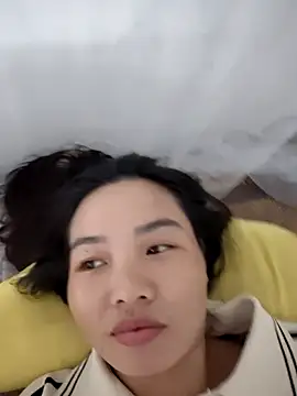 Snapshot of pusi_xinh chatting on 10.24.25 pusi xinh online show from 10.24.25