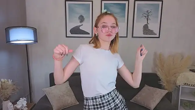 Snapshot of LinhFerrales chatting on 10.15.25 LinhFerrales online show from 10.15.25